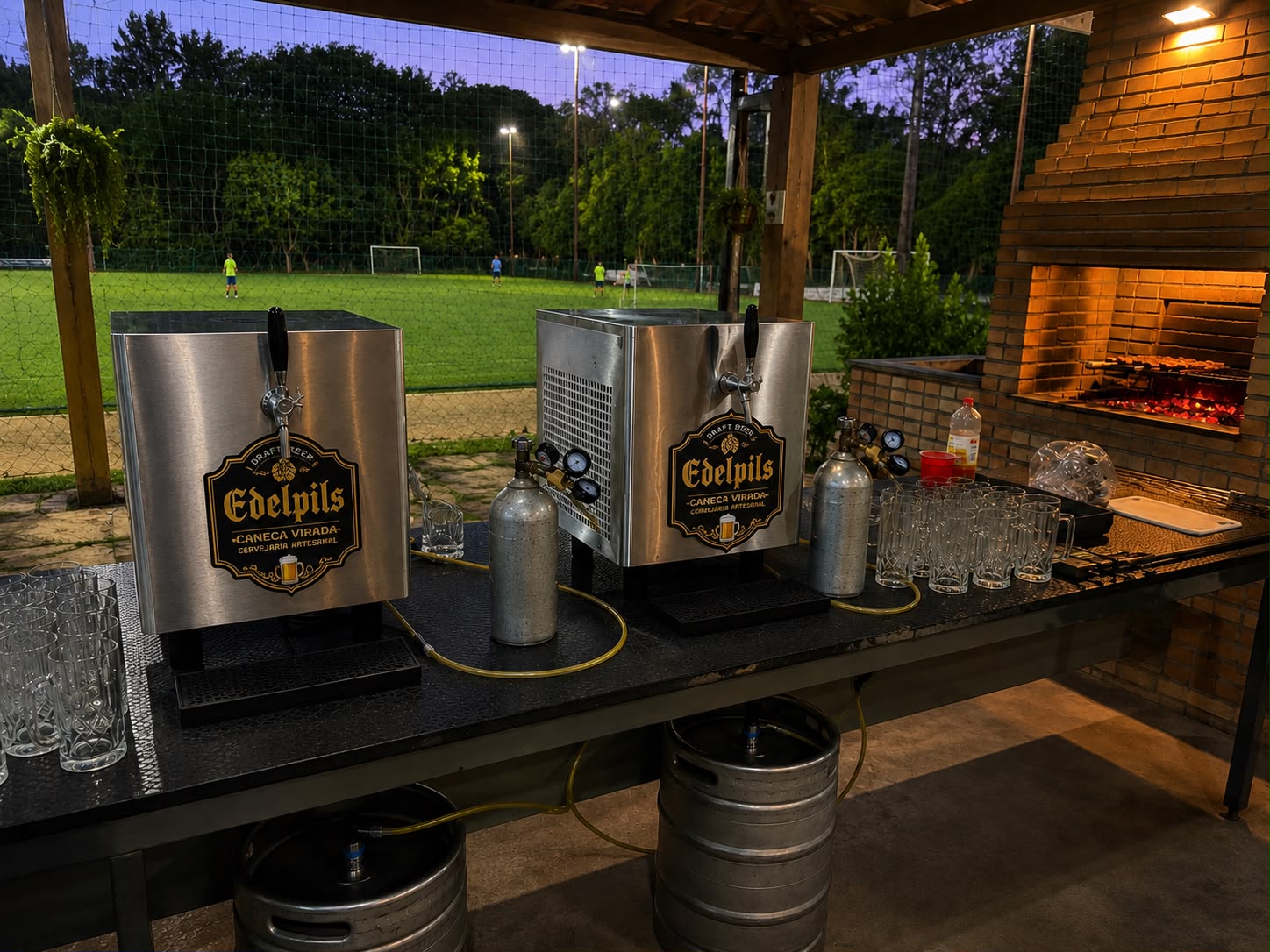 Chopeiras Edelpils em churrasco na quadra