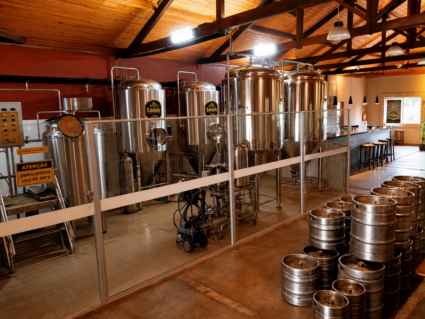 Salão de fabricação com tanques e barris da Edelpils